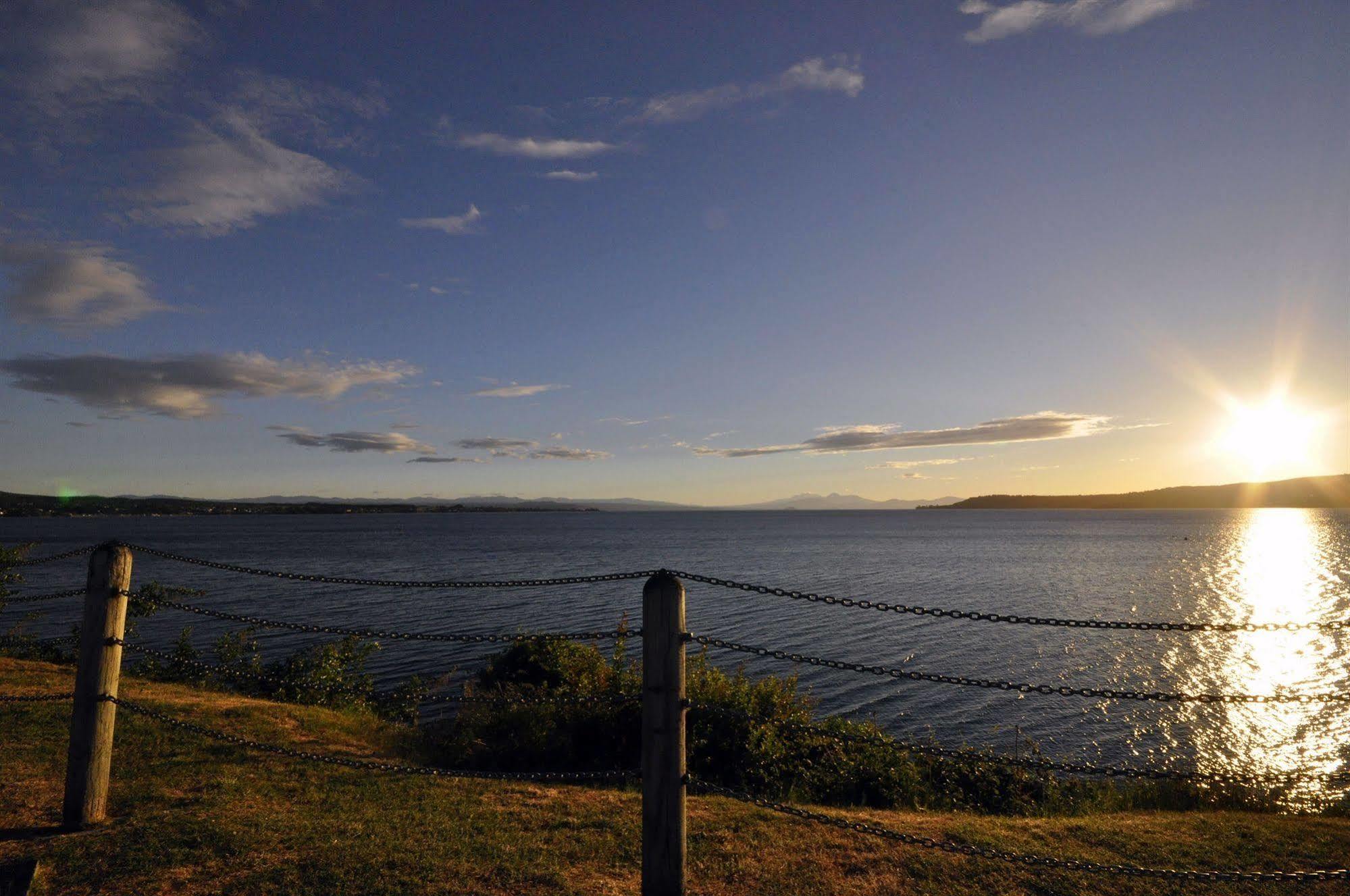 Based By The Lake Taupo Ngoại thất bức ảnh